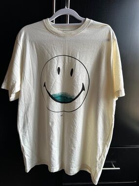 AG1 Men’s Cream Smiley Graphic Tee – Medium